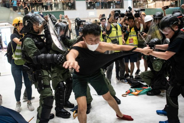 Hong Kong: l'exécutif condamne "les émeutiers" après les violences du centre commercial