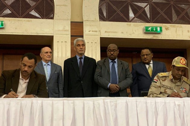 Soudan: signature d'un accord entre militaires et chefs de la contestation
