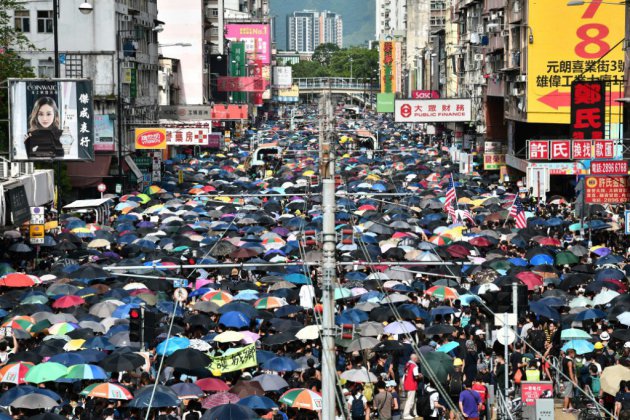 Hong Kong: des manifestants affluent pour un rassemblement interdit