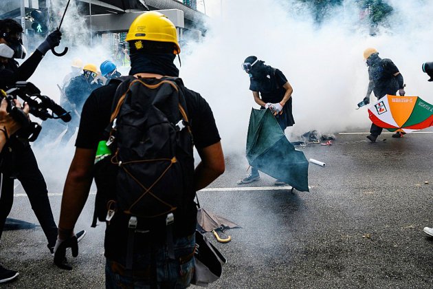 Hong Kong: gaz lacrymogènes sur une manifestation "anti-triades"