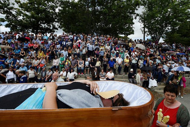 En Espagne, défiler vivants dans des cercueils pour défier la mort