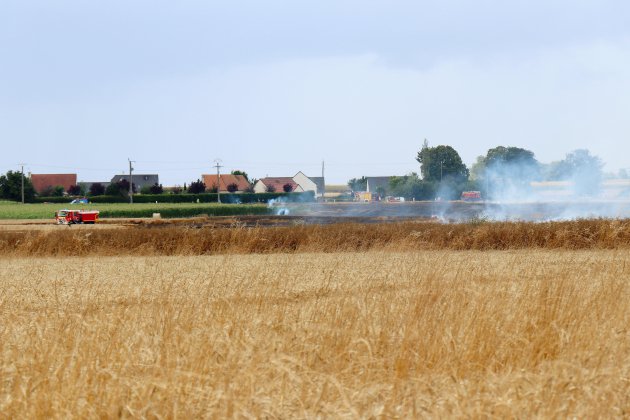 Epron. Près de Caen, des champs de céréales partent en fumée