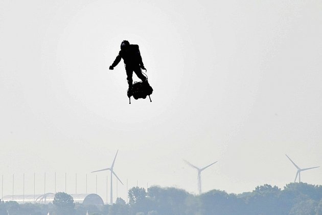 Saint-Lô. Franky Zapata réussit son pari de traverser la Manche sur sa machine volante
