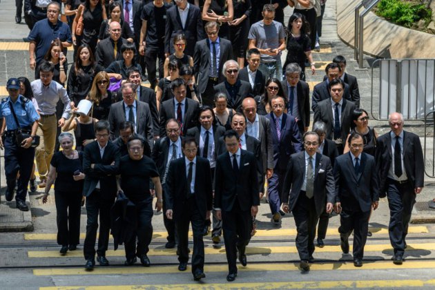 Hong Kong: des avocats défilent en silence pour soutenir le mouvement pro-démocratie