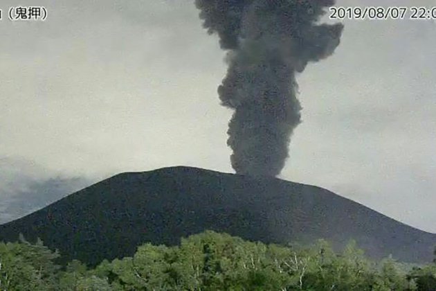 Japon: un volcan entre en éruption, son accès restreint
