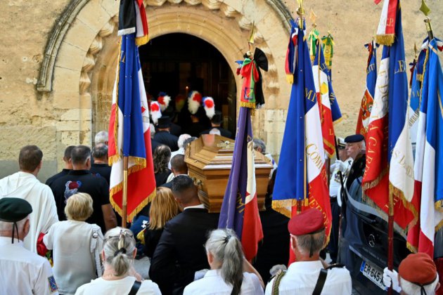 Mort du maire de Signes: Macron promet une réponse "sans complaisance" aux incivilités