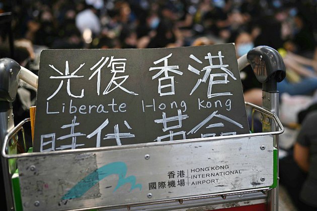 Hong Kong: sit-in de manifestants à l'aéroport pour sensibiliser les visiteurs