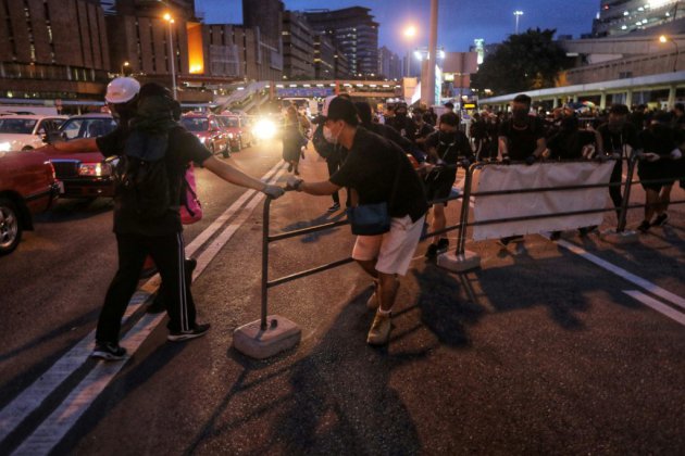 Hong Kong: les manifestants défient la police qui réplique avec des gaz lacrymogènes