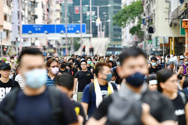 "Nous sommes encore là": des milliers de militants pro-démocratie toujours mobilisés à Hong Kong