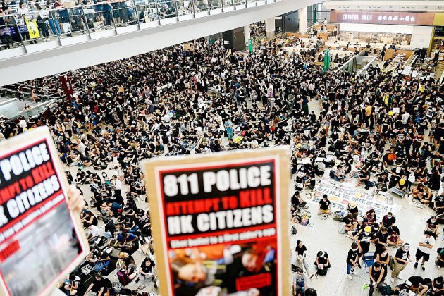 "Oeil pour oeil": marée noire de manifestants à l'aéroport de Hong Kong