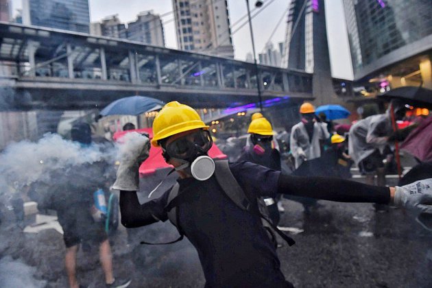 Hong Kong: la police défend sa réaction face à des manifestants "violents"