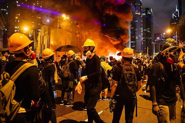 Hong Kong: les manifestants tentent de bloquer l'accès de l'aéroport