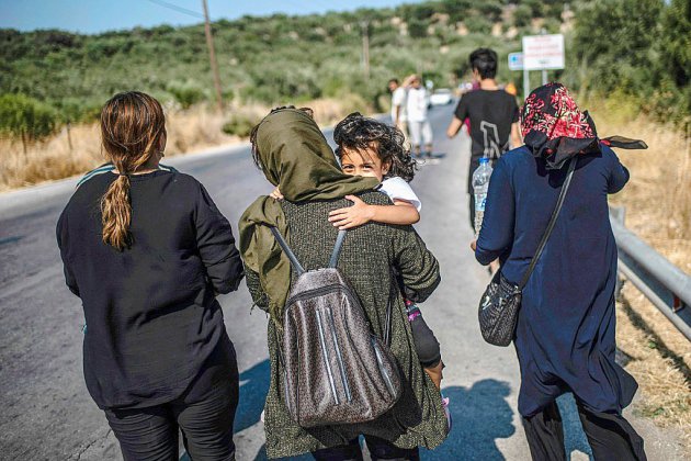 A Lesbos, 600 réfugiés transférés pour "sortir de l'enfer" de Moria