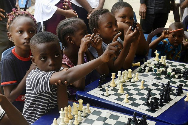 Au Nigeria, un club d'échecs améliore le quotidien d'enfants des bidonvilles