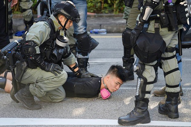 Hong Kong : brefs affrontements pour le seizième week-end de manifestations