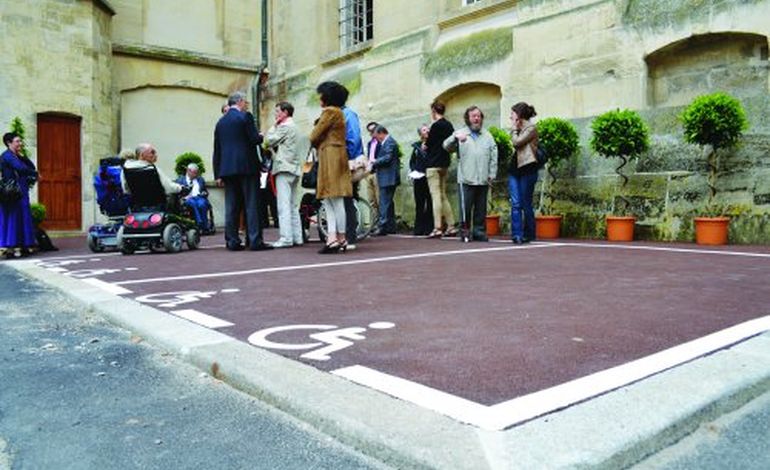 La salle du Conseil municipal de Caen désormais accessible aux handicapés