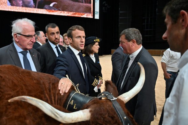 Sommet de l'élevage: Macron tance les éleveurs qui ont expulsé des députés