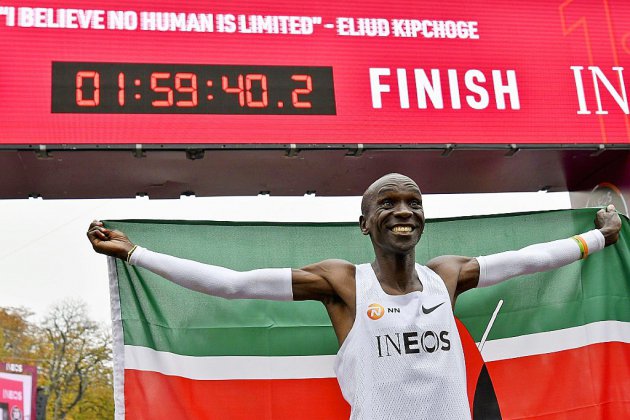 Marathon: le Kényan Eliud Kipchoge brise la barre des 2 heures