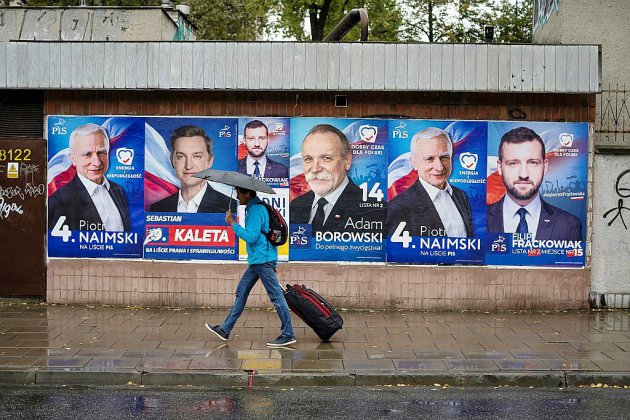 Législatives en Pologne: victoire des populistes en vue, grâce aux promesses de prospérité