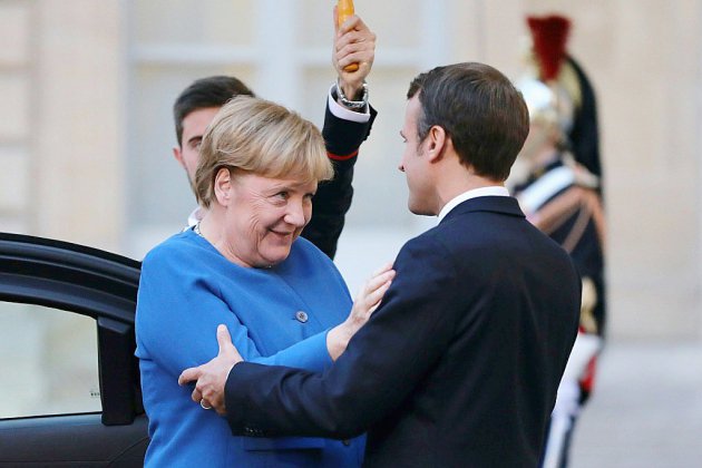 En pleines tensions internationales, Macron retrouve Merkel pour resserrer le couple franco-allemand