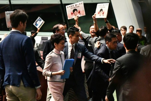 Hong Kong: Carrie Lam, interrompue par l'opposition, renonce à un discours au parlement