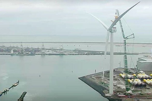 Cherbourg-en-Cotentin. La plus grande pale d'éolienne installée à Rotterdam