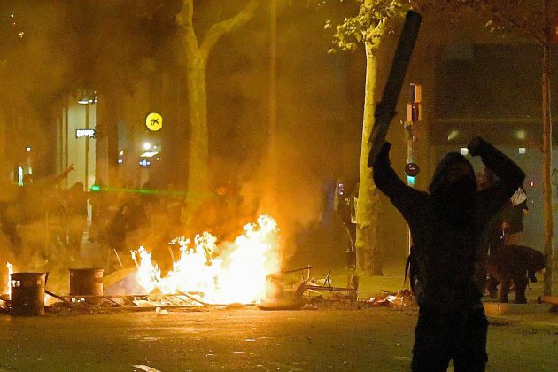 Catalogne: nouvelle nuit de tensions et de barricades à Barcelone