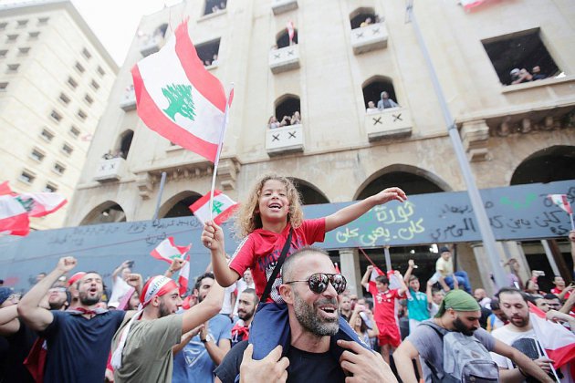 Liban: la contestation gagne de l'ampleur, une foule de manifestants dans la rue