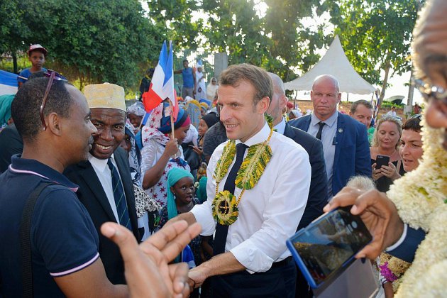 Macron à La Réunion, attendu par une grève générale