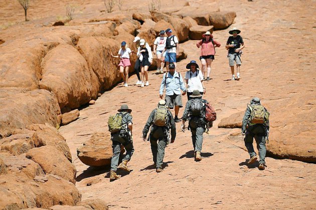 Australie: les touristes affluent pour la dernière fois sur le rocher d'Uluru
