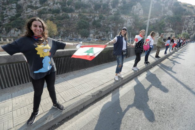 Unis dans la révolte, les Libanais forment une chaîne humaine du nord au sud