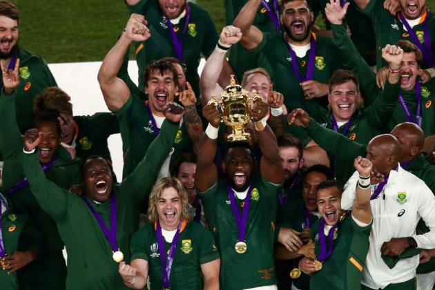 Le capitaine de l'Afrique du Sud Siya Kolisi brandit la Coupe du monde de rugby