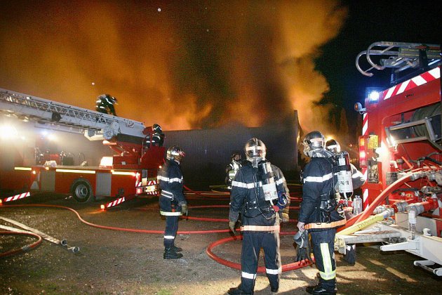Soirée de violences urbaines dans les Yvelines, un chapiteau incendié