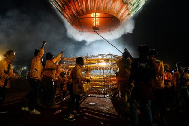 Ouverture du spectaculaire et dangereux Festival des ballons en Birmanie