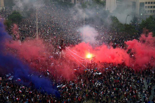 Chili: des dizaines de milliers de manifestants à Santiago, incendie dans une université