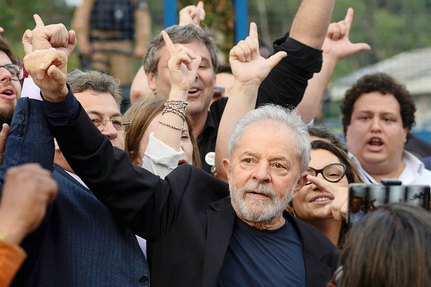 Brésil: Lula libre et combatif dans son fief près de Sao Paulo