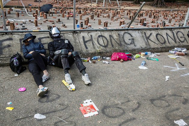 Hong Kong: la contestation continue, une ministre en visite à Londres agressée