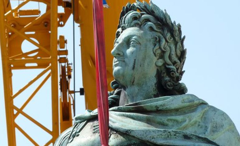 A Caen : la statue de Louis XIV flotte dans les airs