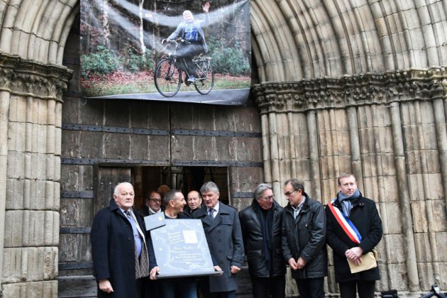 Amis, champions et anonymes au dernier hommage à Raymond Poulidor