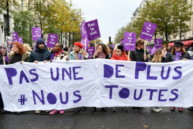 Violences faites aux femmes: des milliers de personnes défilent à Paris
