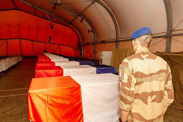 Devant 13 cercueils de retour du Mali, la France en deuil