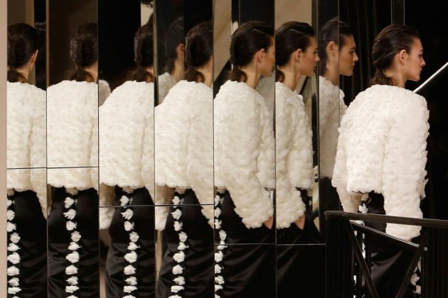 Or et camélias: Chanel célèbre les métiers d'art dans un défilé intimiste à Paris