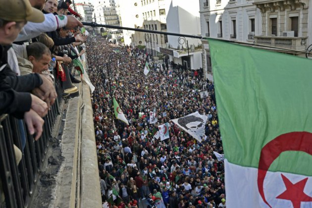 Marée humaine à Alger pour le dernier vendredi avant un scrutin rejeté