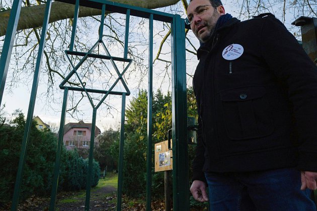 Alsace: des "veilleurs de mémoire" au chevet des cimetières juifs