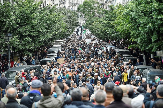 Algérie: des manifestants conspuent par milliers le président fraîchement élu