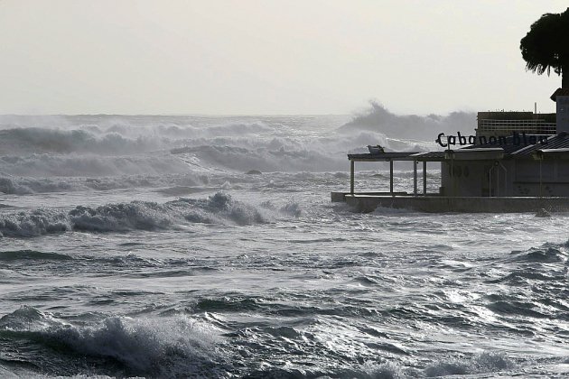 Après la tempête, environ 20.000 foyers sans électricité, les liaisons avec la Corse reprennent
