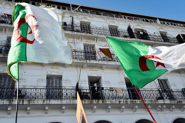 Algérie: les étudiants manifestent malgré le décès du général Gaid Salah
