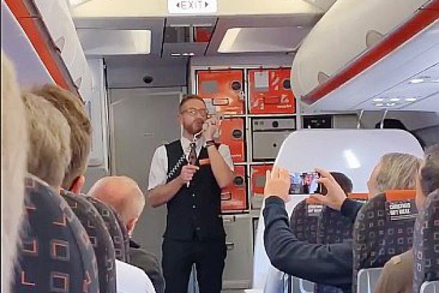 Insolite. Un steward partage l'esprit de Noël dans un vol Bâle-Prague