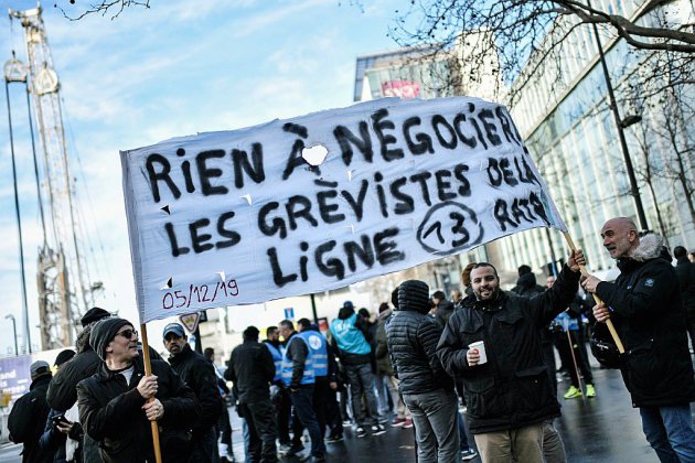 Retraites: 26e jour de grève, à la veille des voeux très attendus de Macron