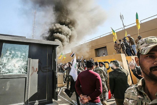 Une foule d'Irakiens pro-Iran prend d'assaut l'ambassade américaine à Bagdad